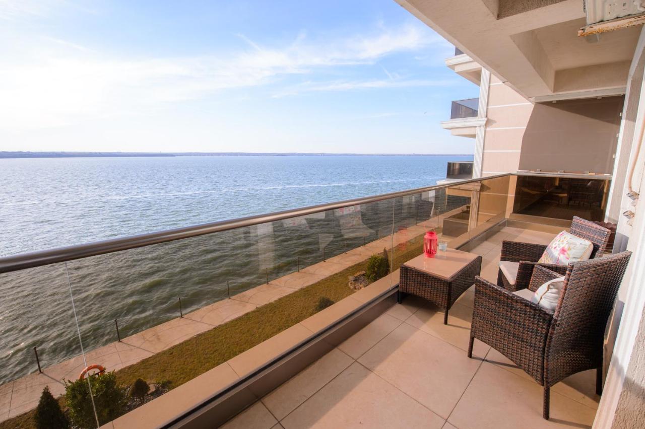 Lake Solid * Mamaia